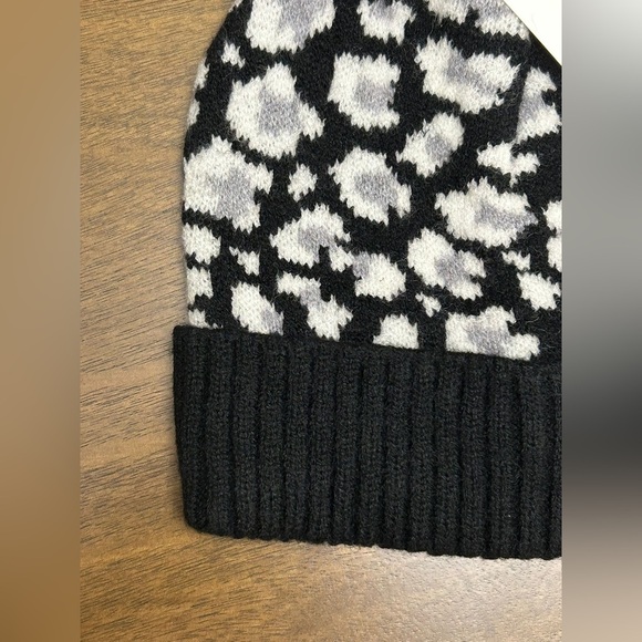 LA Grown Knit Pom-Pom Beanie Hat Animal Print White Black One Size (0336) - Picture 6 of 9